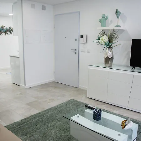 Real Holidays נאזרה